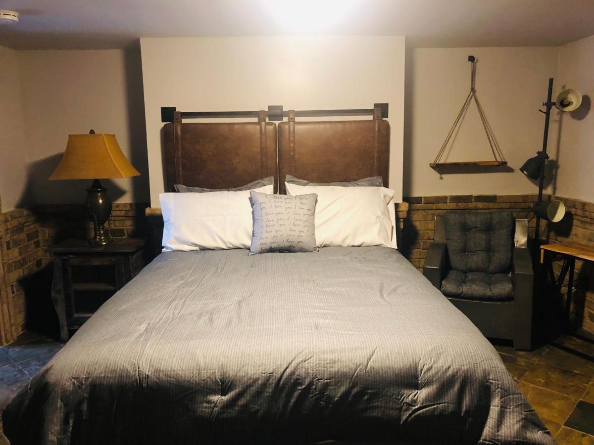 Savannah Sojourn - Time Travelers Retreat 1853 외부 사진